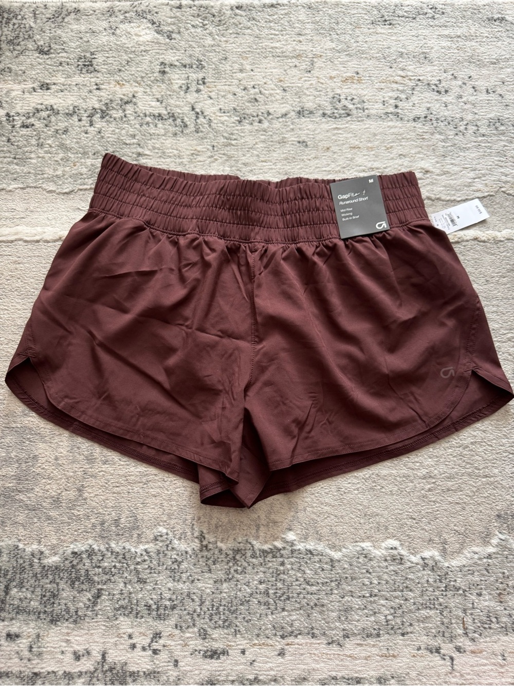 🆕 GapFit 3” Mid Rise Runaround Shorts in chocolate bar brown - Picture 2 of 10